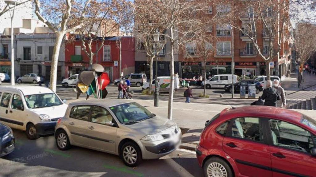 La plaça dedicada a Sant Josep de Calassanç, fundador de l'Escola Pia