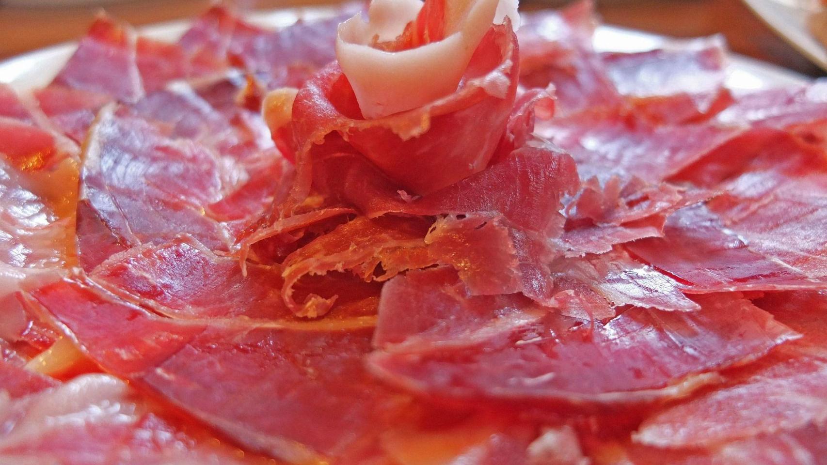Plato de jamón ibérico loncheado de bellota