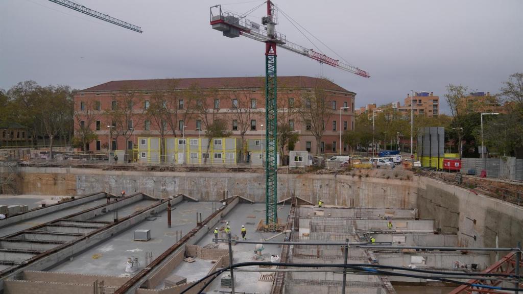 Varios trabajadores en las obras del antiguo Mercat del Peix, a 1 de abril de 2026, en Barcelona, Catalunya (España).