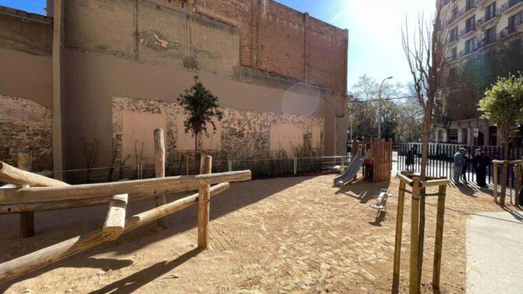 Nueva área de juegos infantiles en la travessera de Gràcia, 253