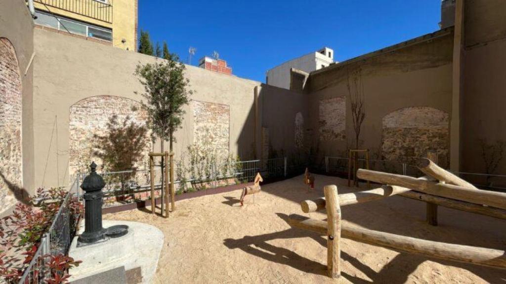 Nueva área de juegos infantiles en la travessera de Gràcia, 253