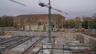 Varios trabajadores en las obras del antiguo Mercat del Peix, a 1 de abril de 2026, en Barcelona, Catalunya (España).