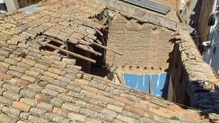 El tejado de una casa colapsa parcialmente en Esparraguera