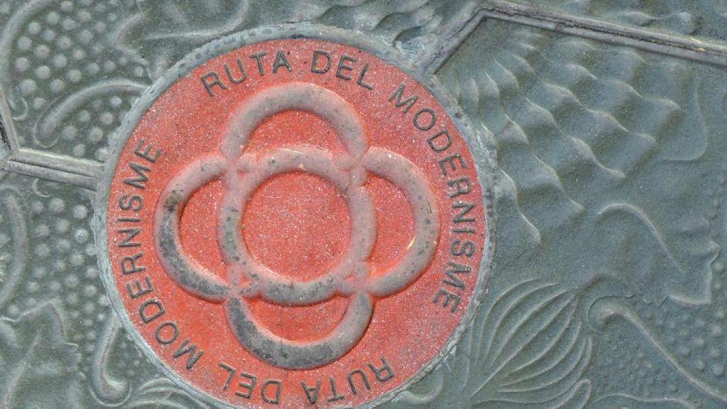 Baldosa de la Ruta del Modernismo de Barcelona