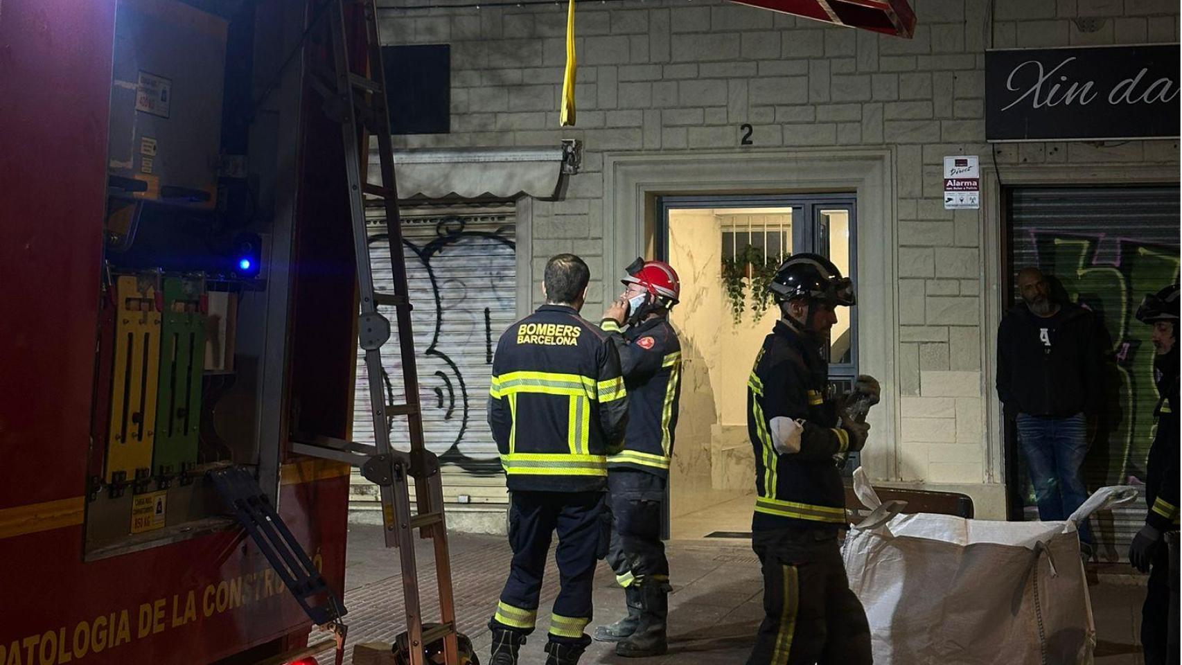 Se derrumba el forjado de un piso en Nou Barris y obliga a realojar a dos vecinos