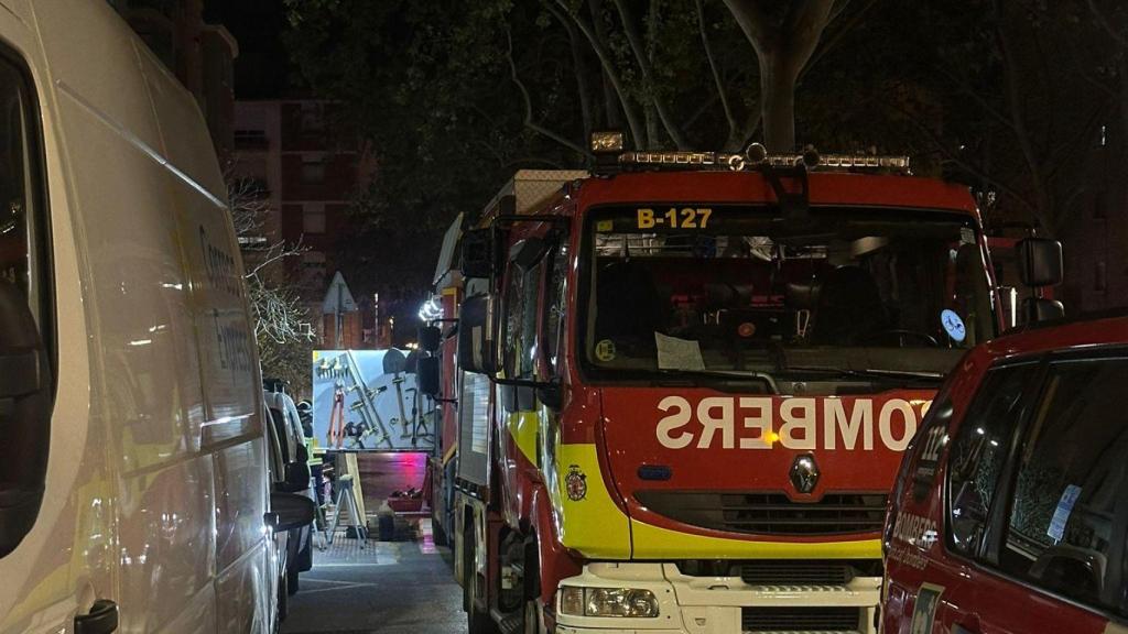 Los bomberos retiran los escrombros tras el derrumbe del forjado de un piso en Nou Barris