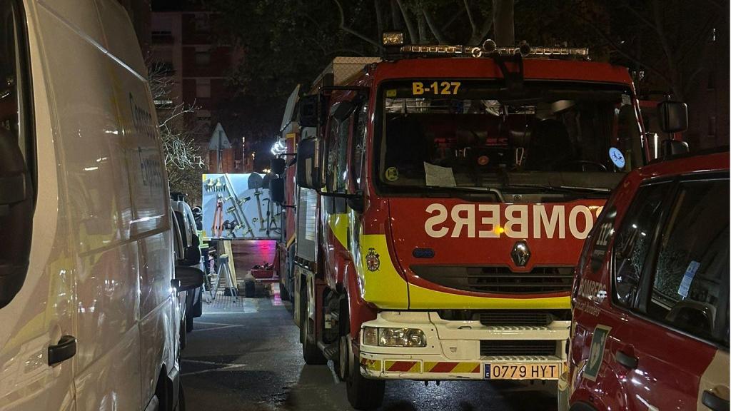 Los bomberos retiran los escrombros tras el derrumbe del forjado de un piso en Nou Barris