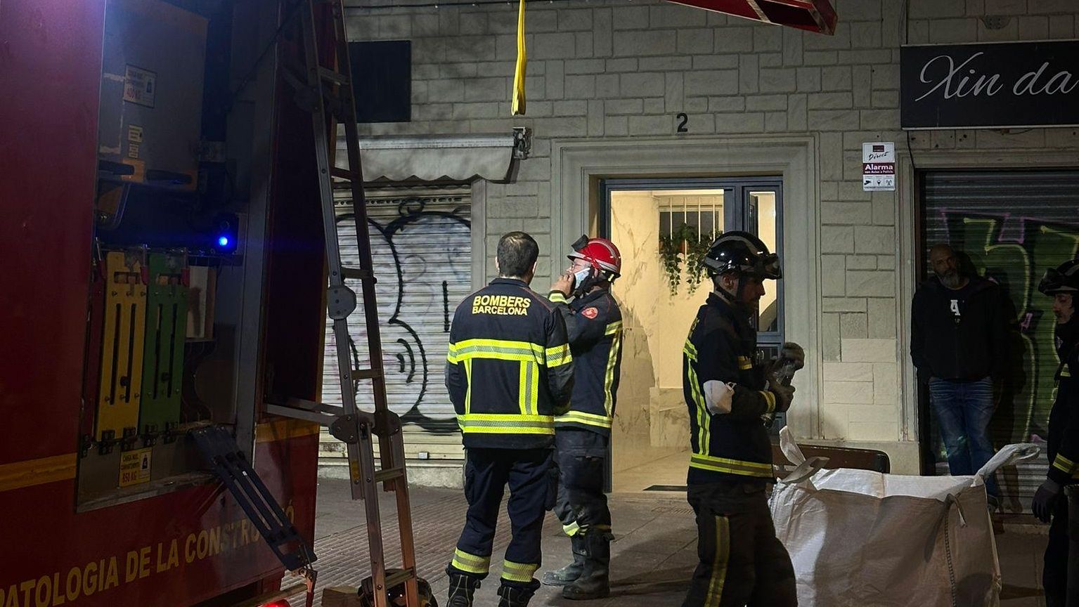 Los bomberos retiran los escombros tras el derrumbe del forjado de un piso en Nou Barris