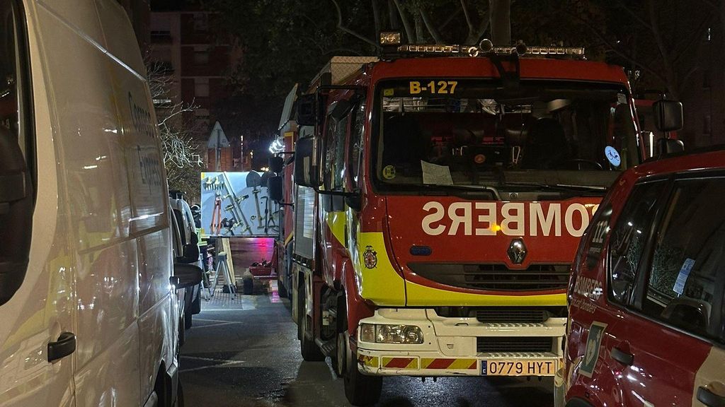 Els bombers retiren la runa després de l'ensorrament del forjat d'un pis a Nou Barris