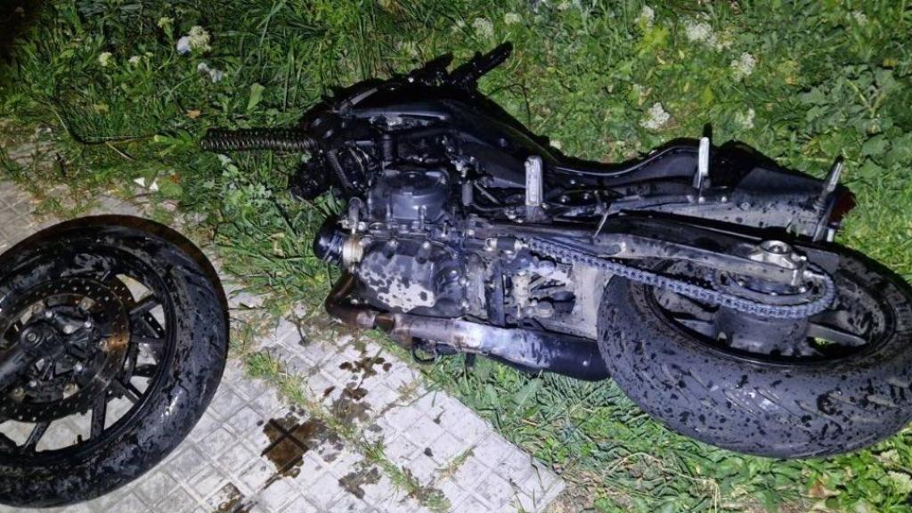 Moto accidentada en Gavà al hacer el caballito
