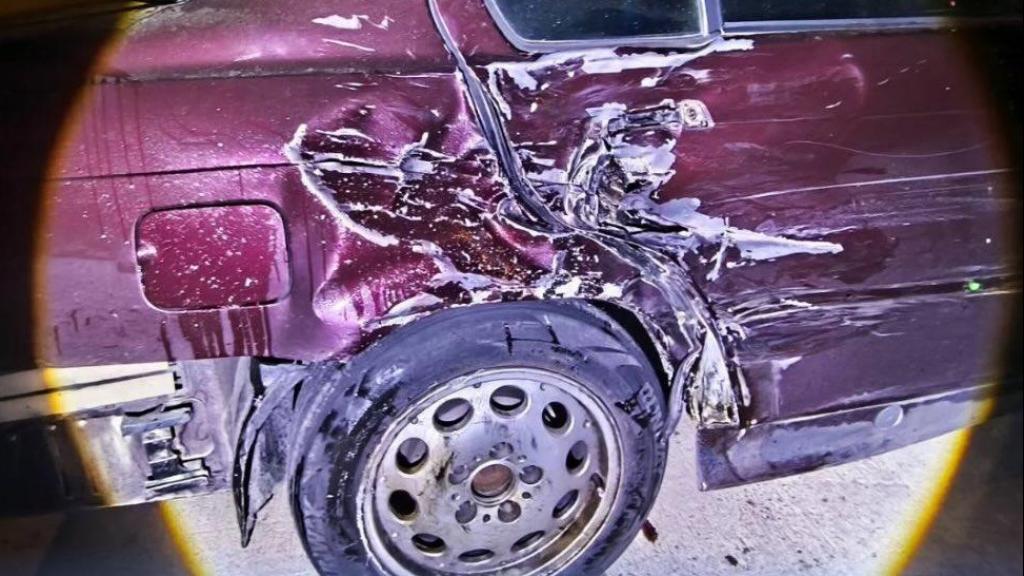 Coche accidentado al derrapar en Gavà
