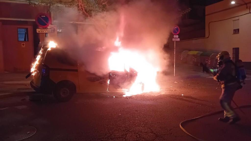 Furgoneta incendiada en Cornellà de Llobregat