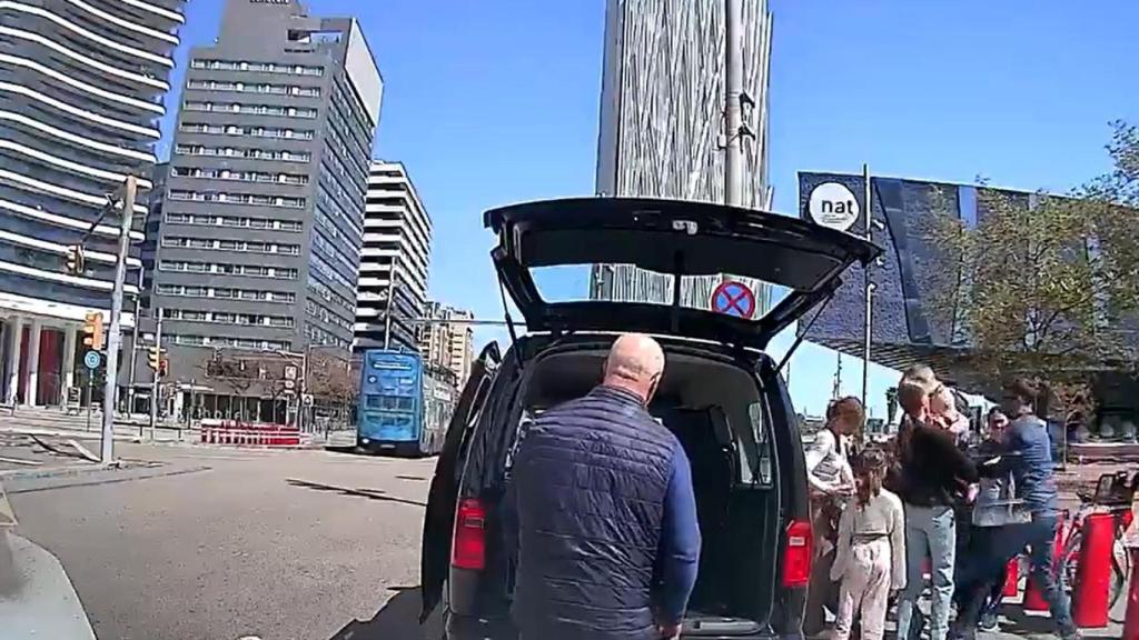 Un taxi graba como un par de ladrones intentan robar a una familia de turistas