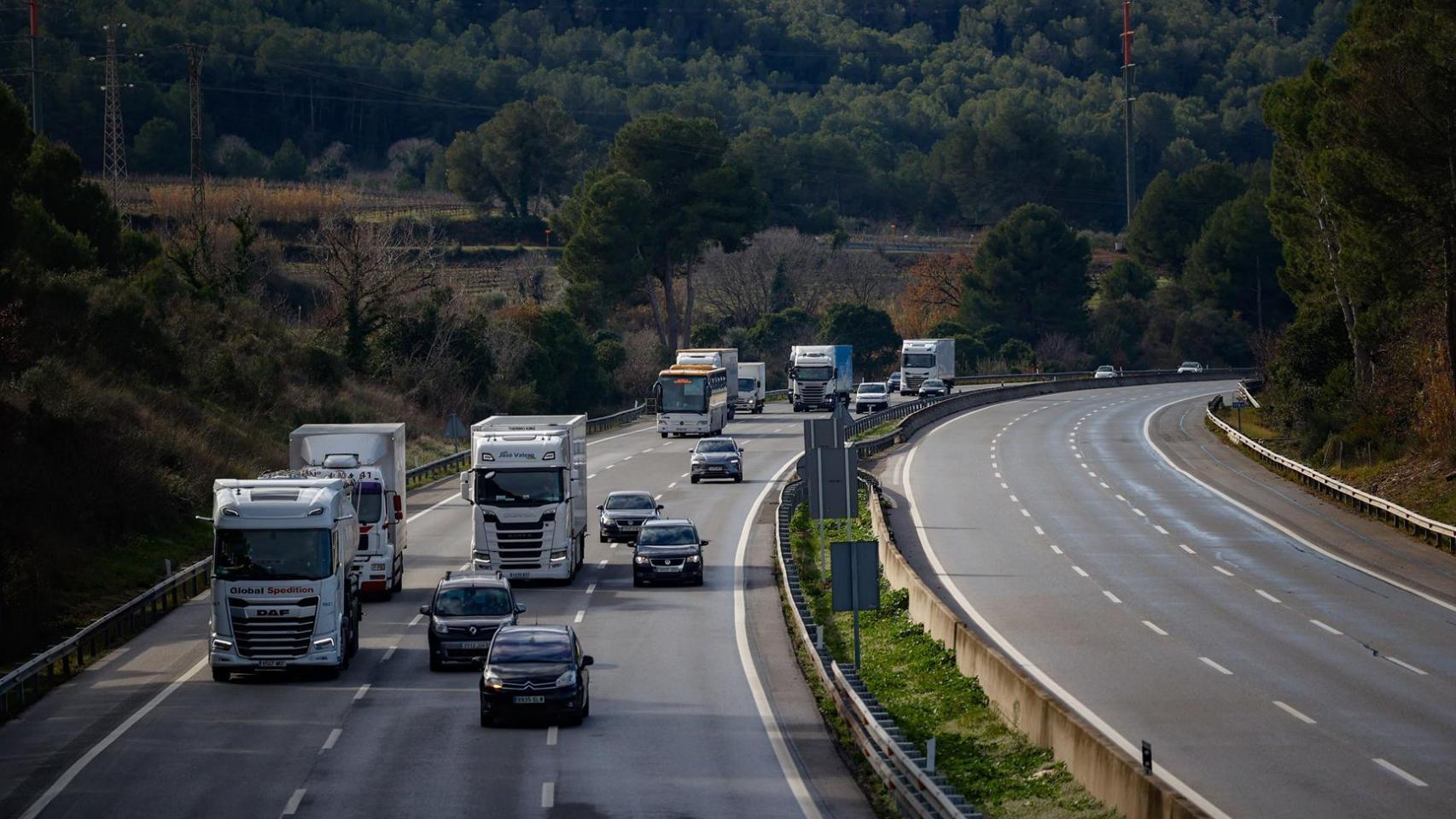 Vehículos circulando por carreteras catalanas