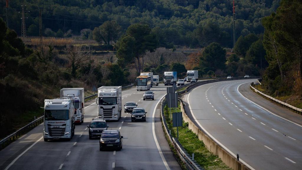 Vehículos circulando por carreteras catalanas