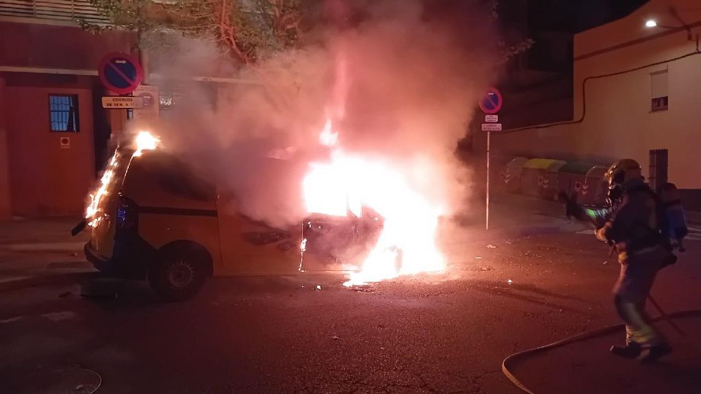 Furgoneta incendiada a Cornellà de Llobregat
