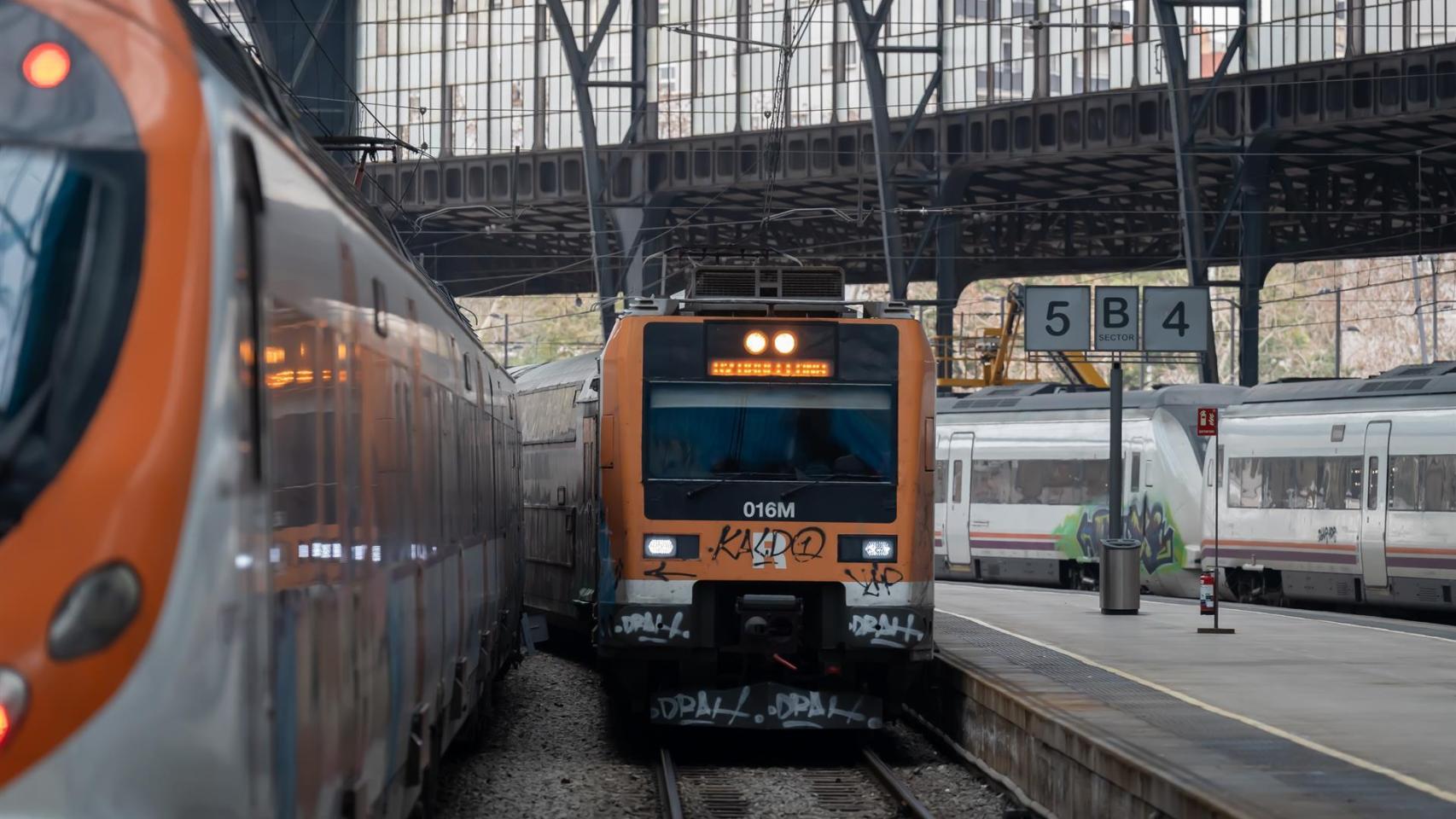 Varios trenes en la estación de Francia de Barcelona, donde opera Rodalies