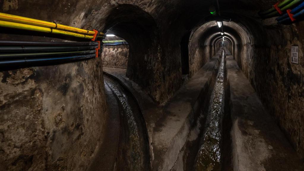 Bifurcación de un túnel durante una visita al alcantarillado del paseo de Sant Joan