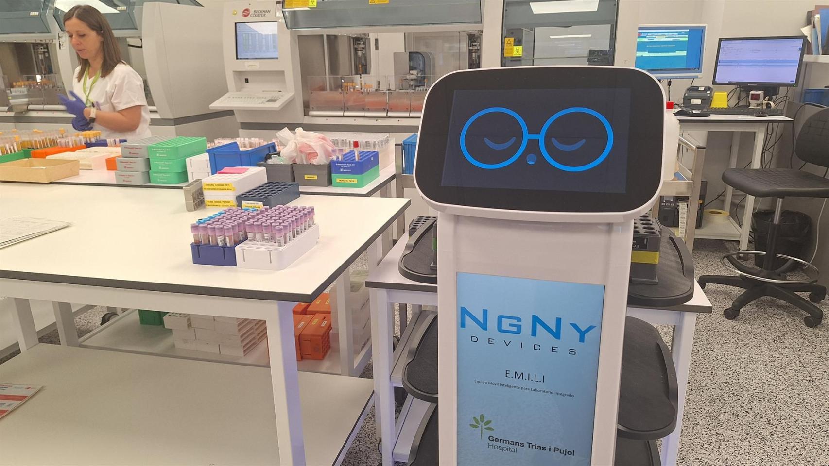 El nuevo robot Emili del Hospital Trias i Pujol de Badalona en acción
