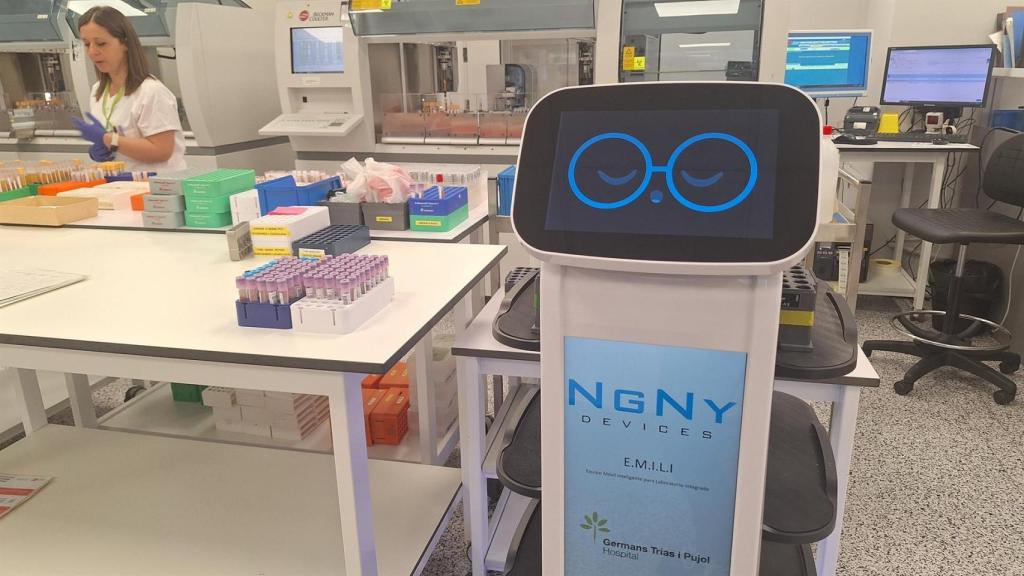 El nuevo robot Emili del Hospital Trias i Pujol de Badalona en acción