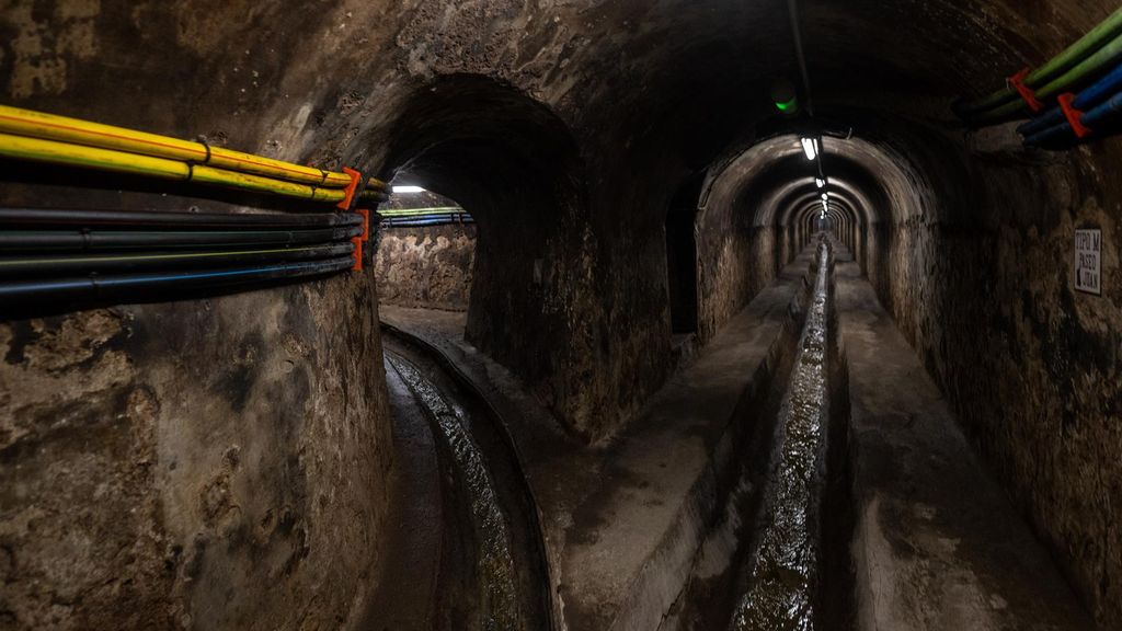 Bifurcació d'un túnel durant una visita al clavegueram del passeig de Sant Joan