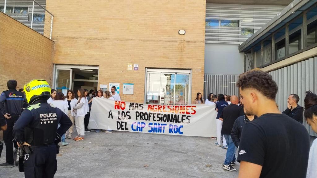 Personal sanitario del CAP de Sant Roc, en Badalona, manifestándose contra las agresiones que sufren a diario