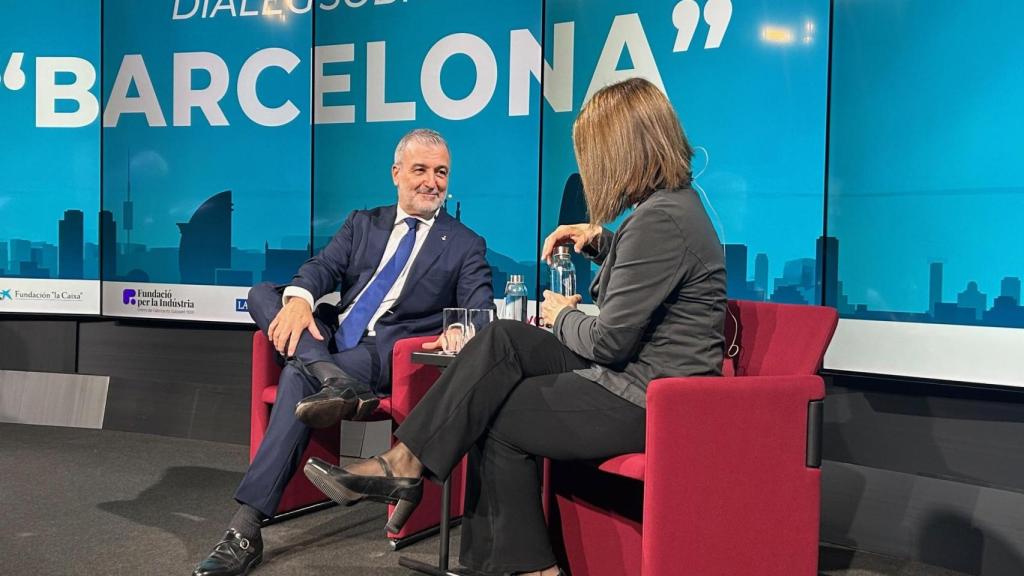El alcalde de Barcelona, Jaume Collboni, en la conferencia en Foment, con la periodista Glòria Marín
