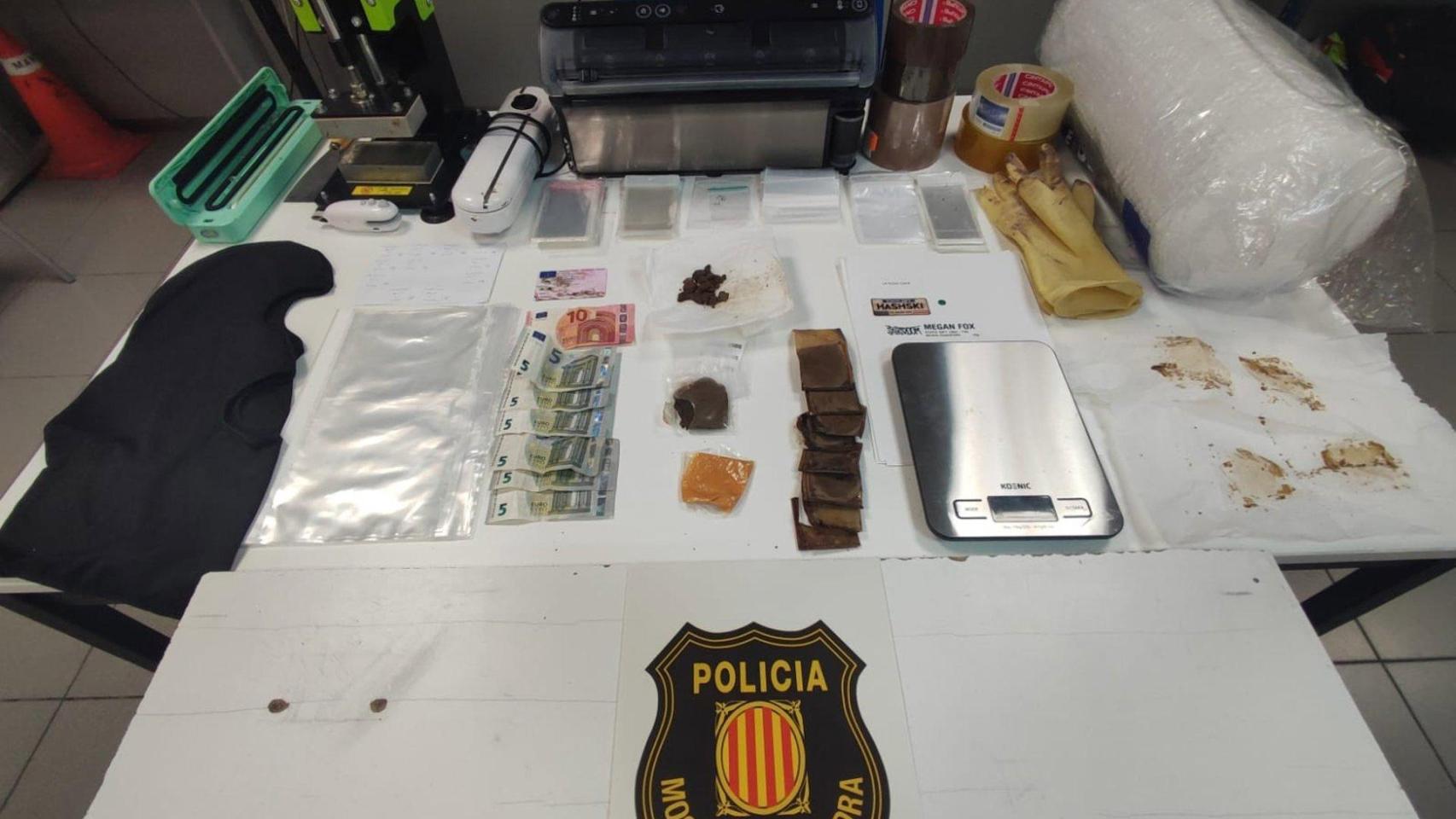Objetos incautados en L'Hospitalet por los Mossos