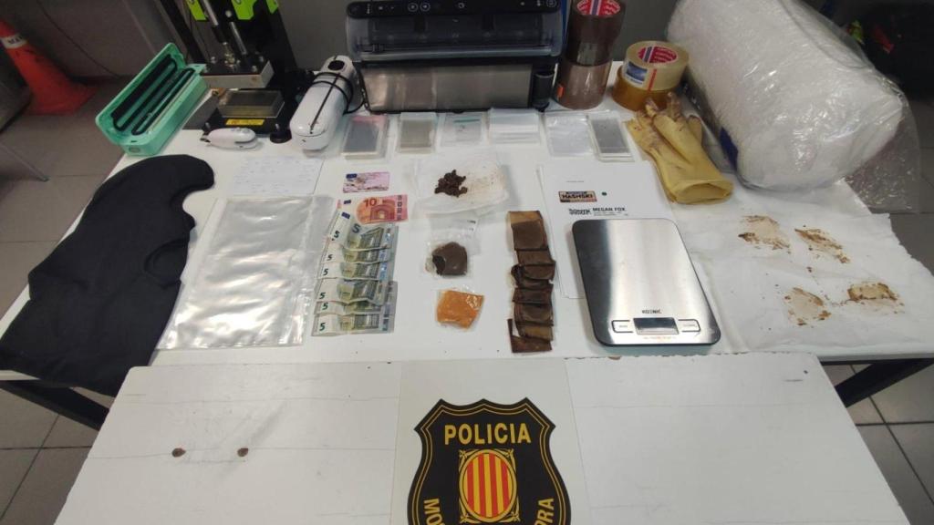 Objetos incautados en L'Hospitalet por los Mossos