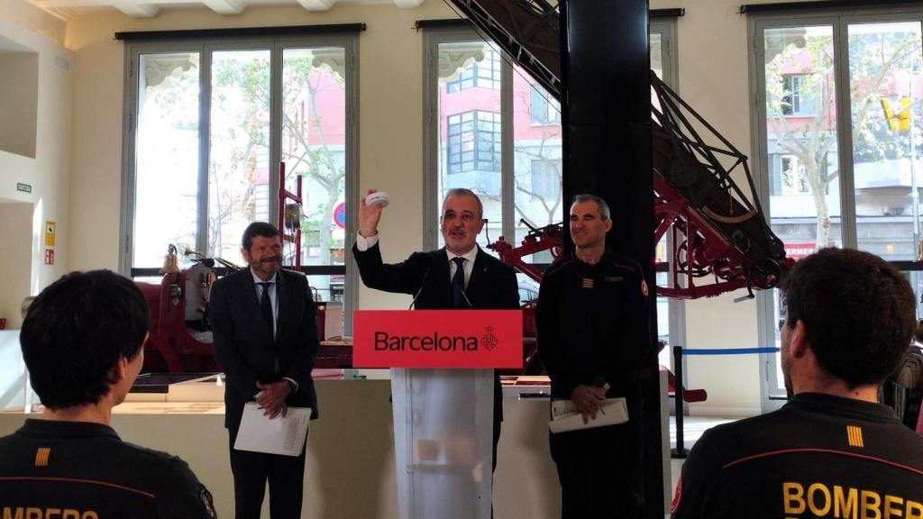 Collboni durante el acto con los bomberos de Barcelona