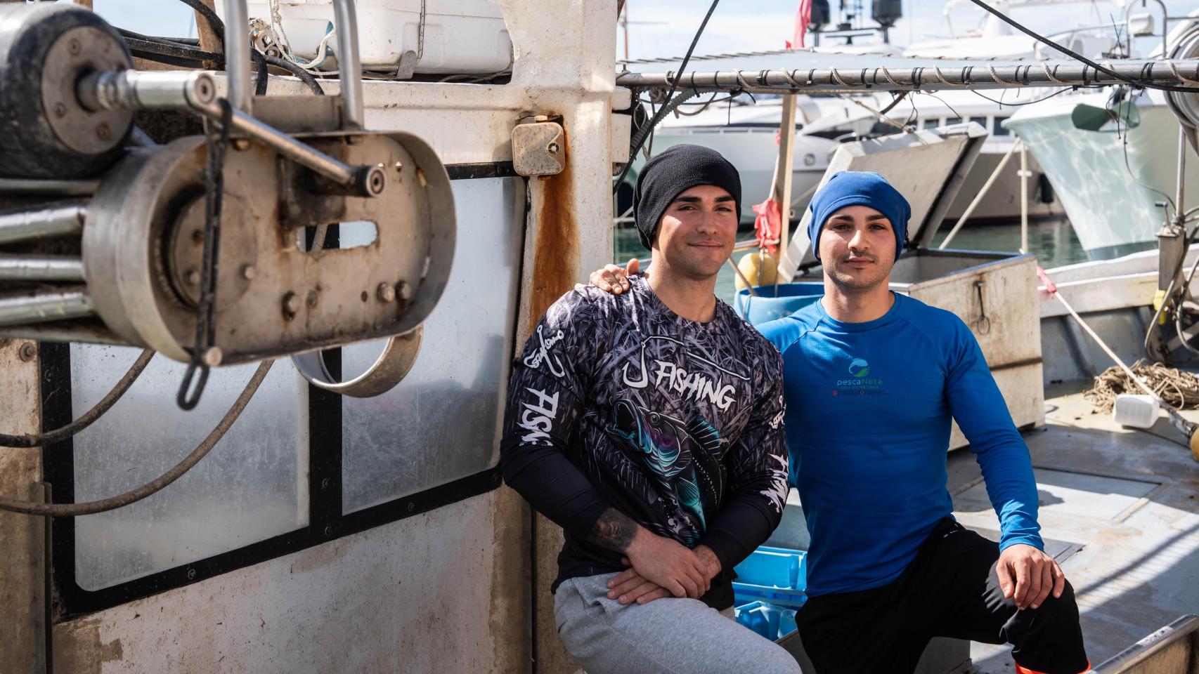 Marc y Wilco junto al barco en el que trabajan