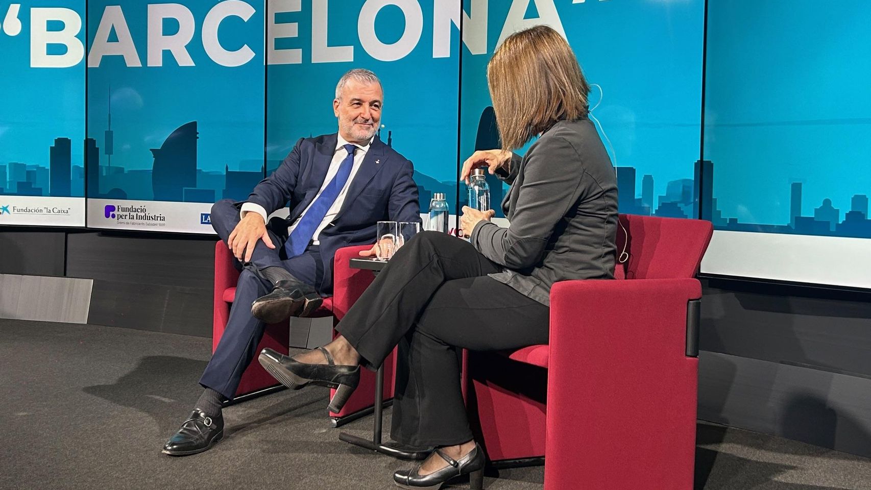 El alcalde de Barcelona, Jaume Collboni, en la conferencia en Foment, con la periodista Glòria Marín