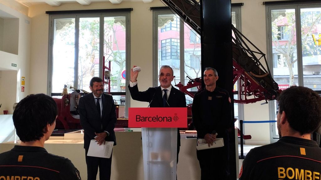 Collboni durant l'acte amb els bombers de Barcelona