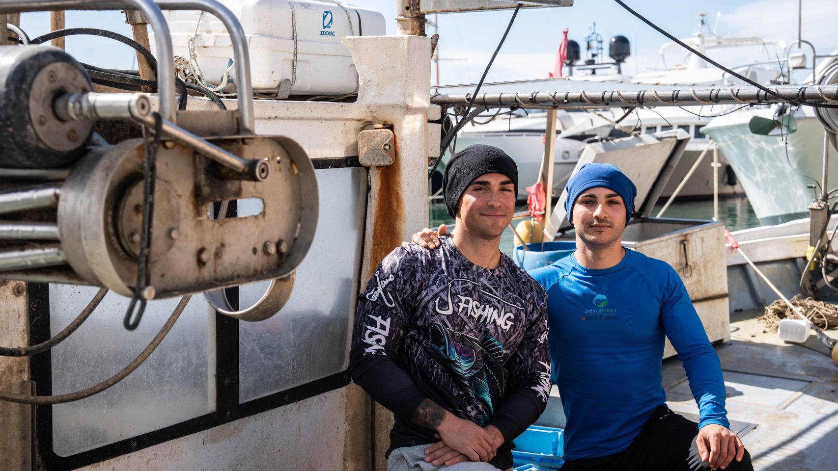 Marc y Wilco junto al barco en el que trabajan