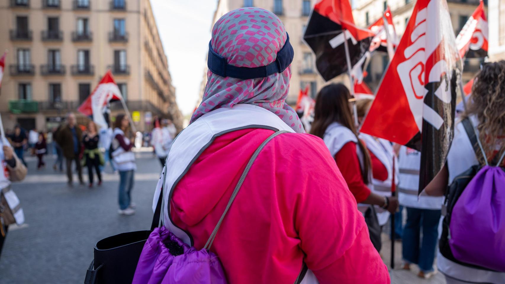 Khadija, trabajadora de una residencia geriátrica de Barcelona, durante una manifestación