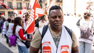 Milton Jairo, auxiliar de geriatría en una residencia de Barcelona: "Los salarios rozan los 1.200 euros brutos y la sobrecarga laboral es abismal"