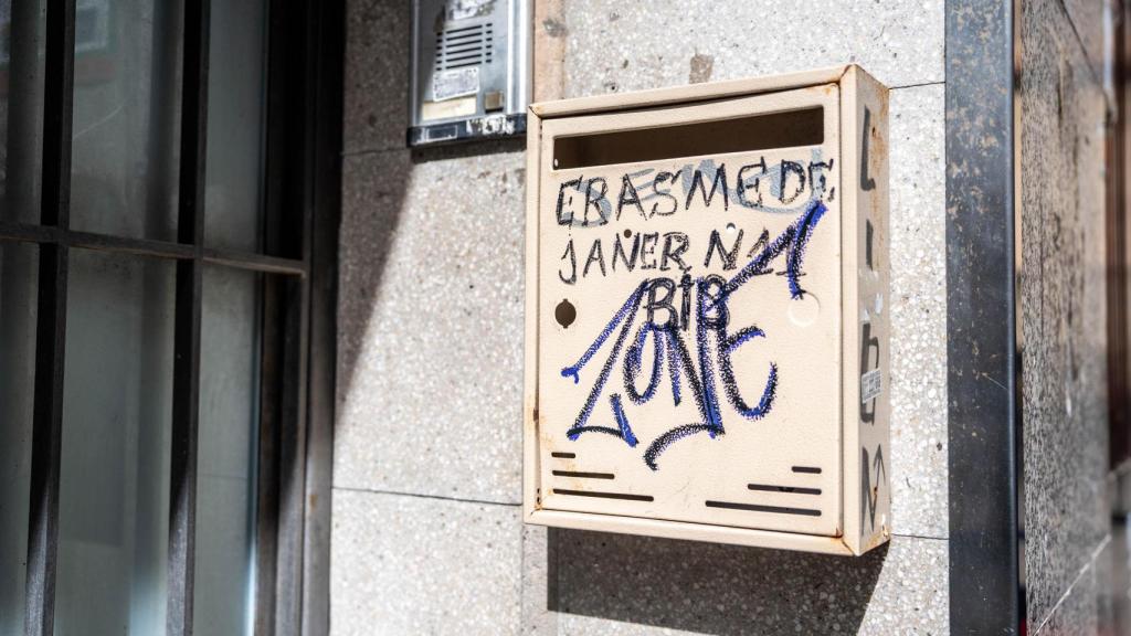 Buzón del presunto 'edificio fraudulento' de la calle Erasme de Janer, en el Raval