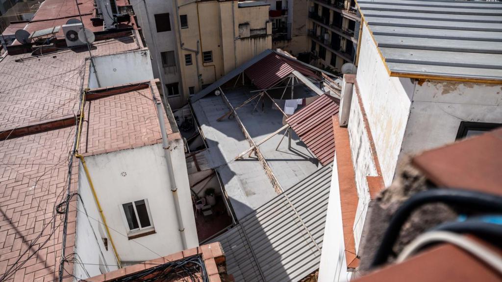 Edificio presuntamente 'ilegal' ubicado en dos patios interiores de la calle Erasme de Janer, en el Raval