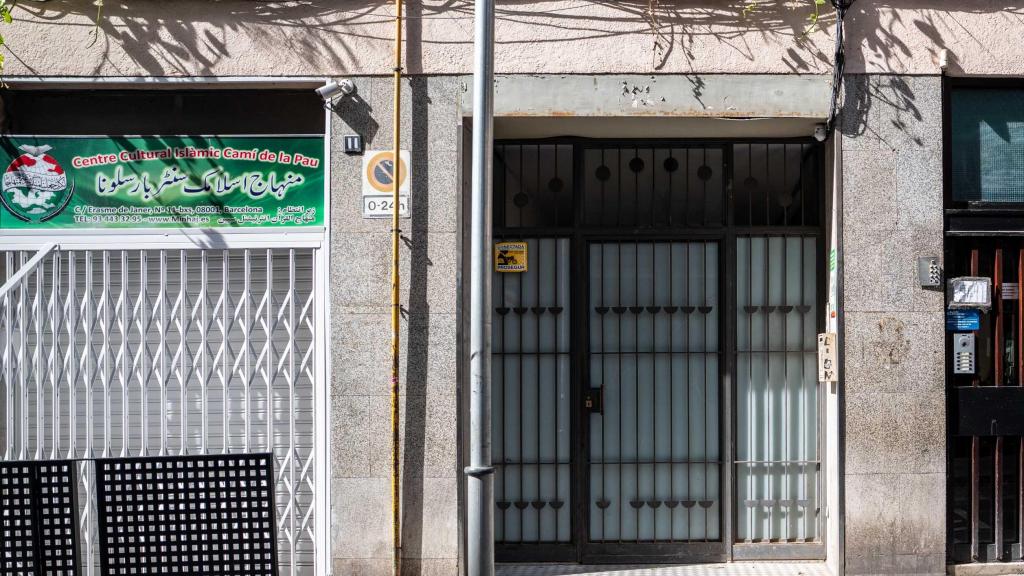 Portería en desuso del presunto 'edificio ilegal' de la calle Erasme de Janer en el Raval