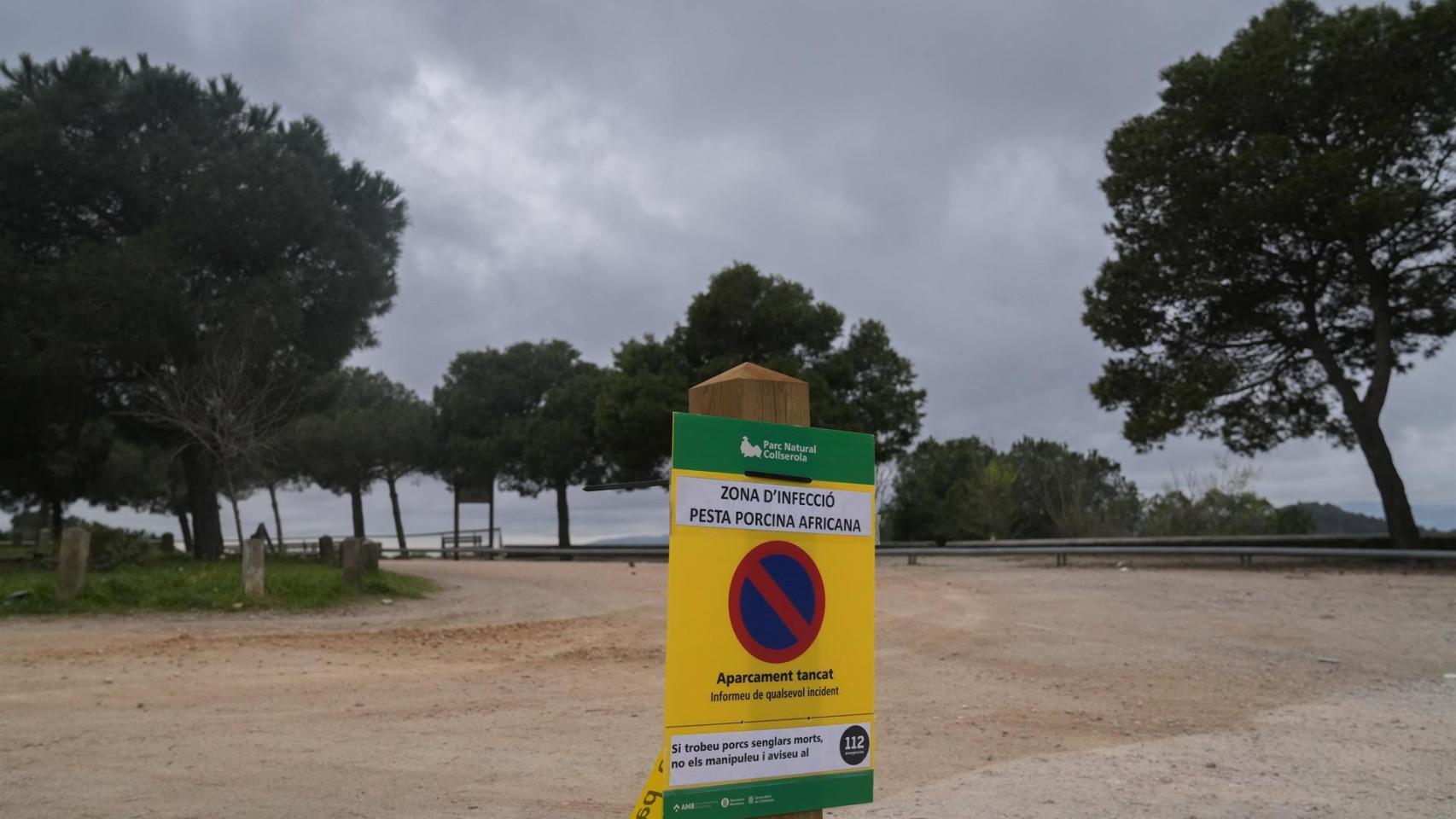 Una valla indica la prohibición del acceso al Parque Natural de Collserola (Barcelona)