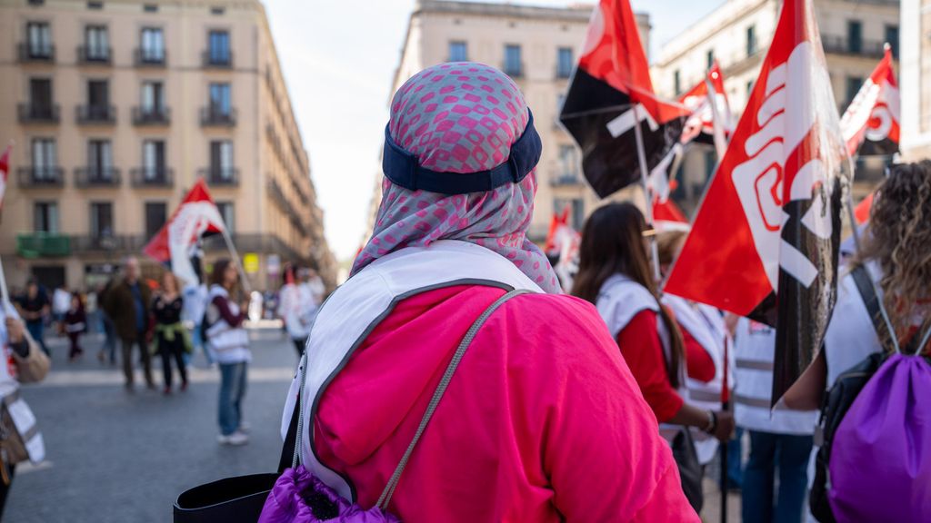 Khadija, trabajadora de una residencia geriátrica de Barcelona, durante una manifestación