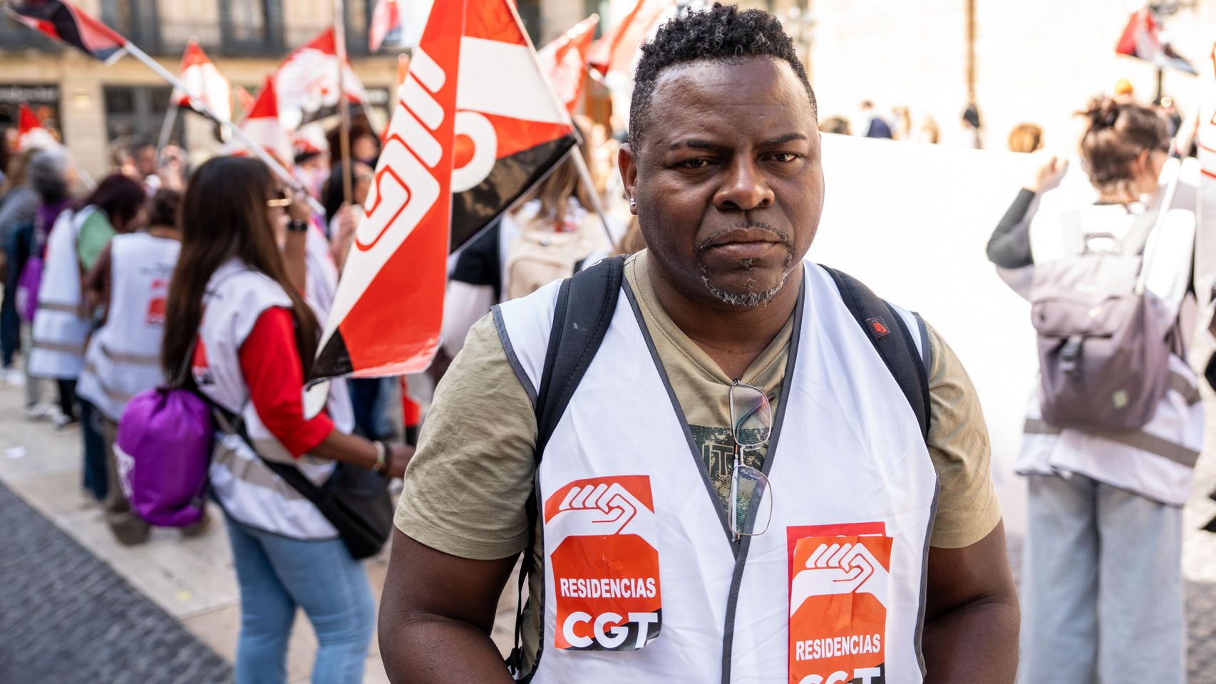 Milton Jairo, trabajador de una residencia geriátrica, durante la manifestación en Barcelona