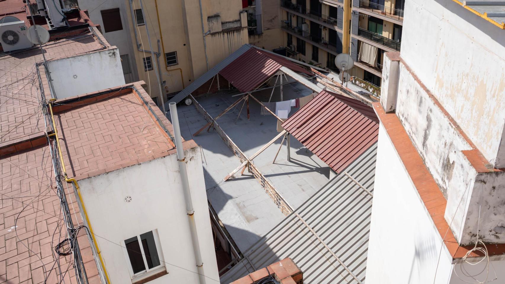 Edificio presuntamente 'ilegal' ubicado en dos patios interiores de la calle Erasme de Janer, en el Raval