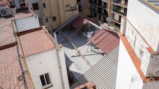 Pesar urbanístic al Raval: denuncien un edifici 'fraülento' amb 20 'pisos il·legals' construït en dos patis interiors