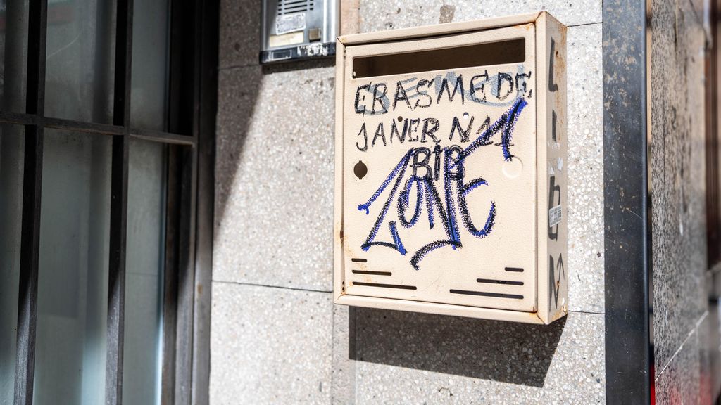 Bústia del presumpte 'edifici fraülento' del carrer Erasme de Janer, al Raval