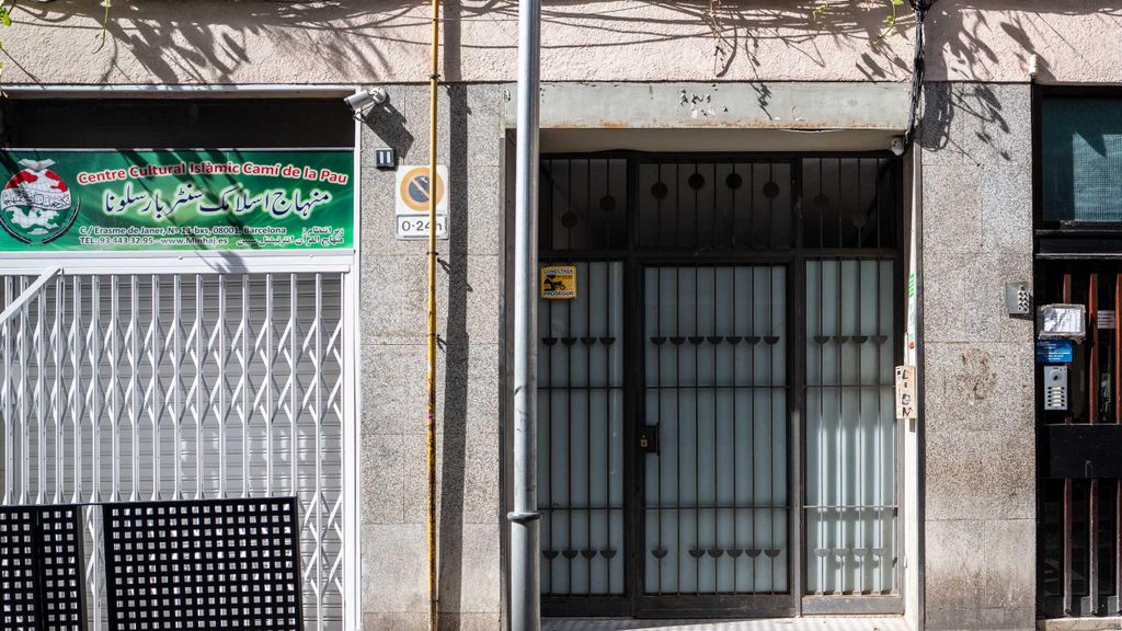 Porteria en desús del presumpte 'edifici il·legal' del carrer Erasme de Janer al Raval