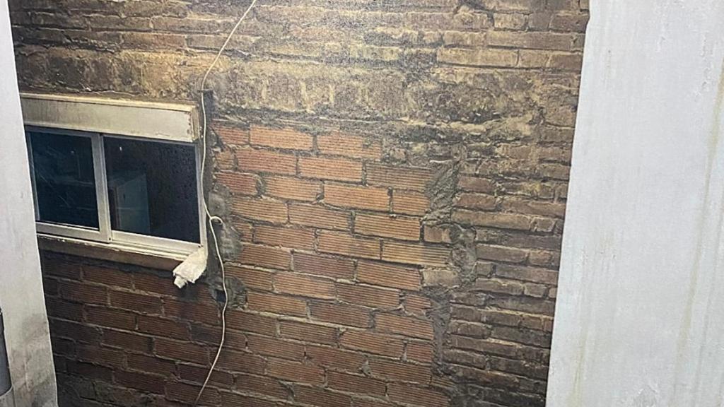 Vista a una de les façanes del presumpte edifici 'il·legal' del carrer Erasme de Janer, al Raval