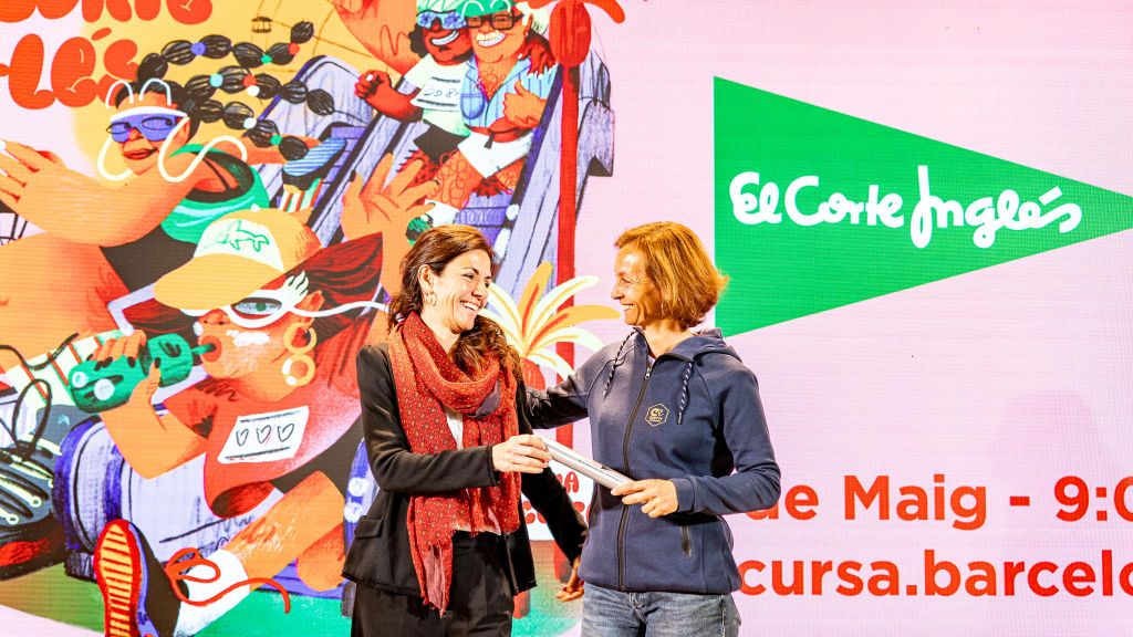 Bela Cullell cedeix el testimoni a Susila Cruyff, presidenta de la Fundació Cruyff. Al darrere el cartell creat per Marina Capdevila