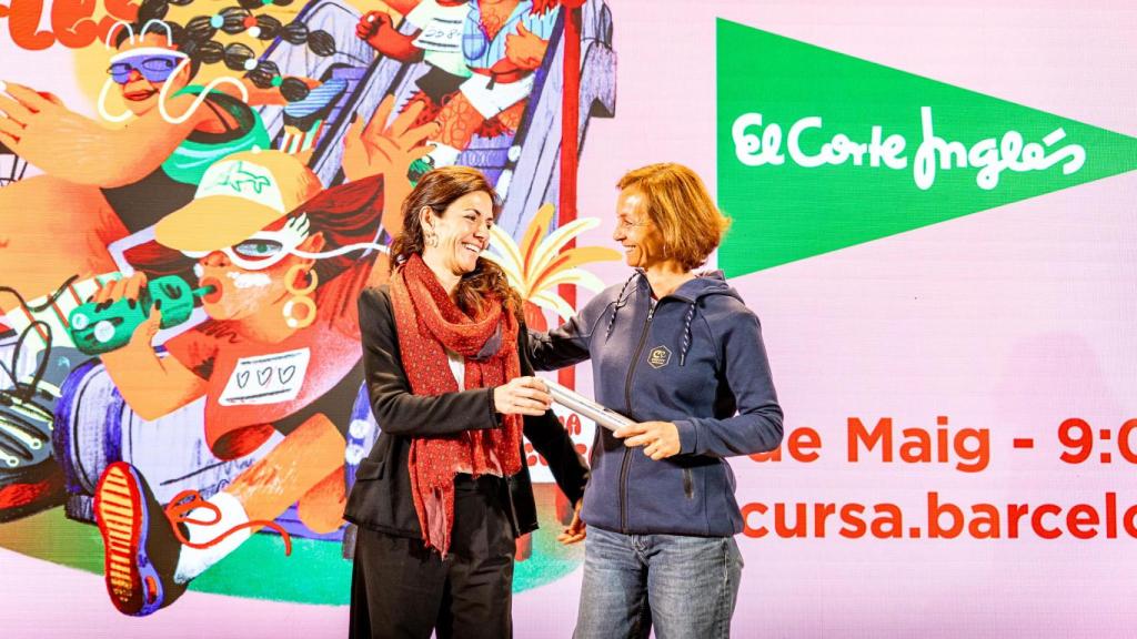 Bela Cullell cede el testigo a Susila Cruyff, presidenta de la Fundación Cruyff. Detrás el cartel creado por Marina Capdevila