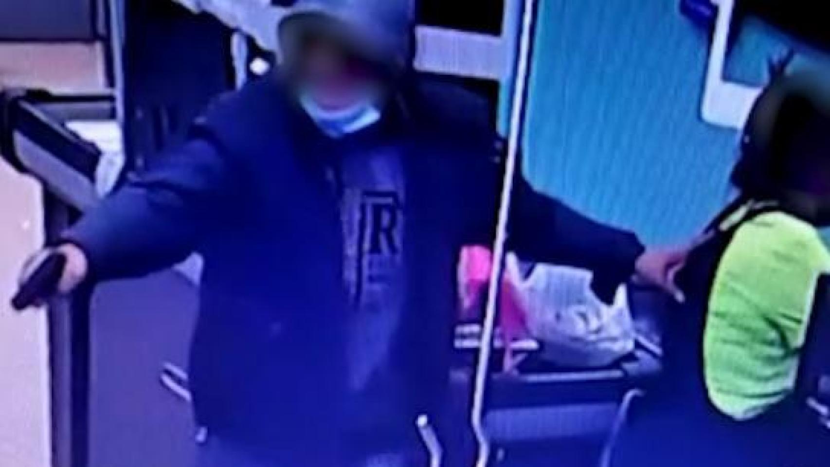 El delincuente Dino Marcello en uno de sus atracos a un supermercado de Lleida